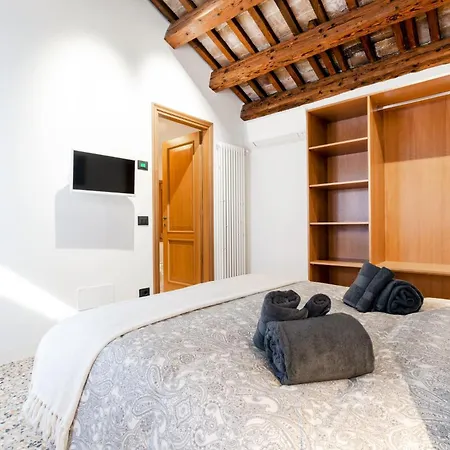 Intera Palazzina Al Centro Di