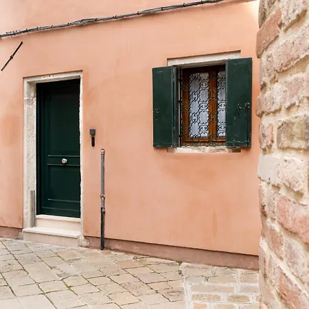 Intera Palazzina Al Centro Di