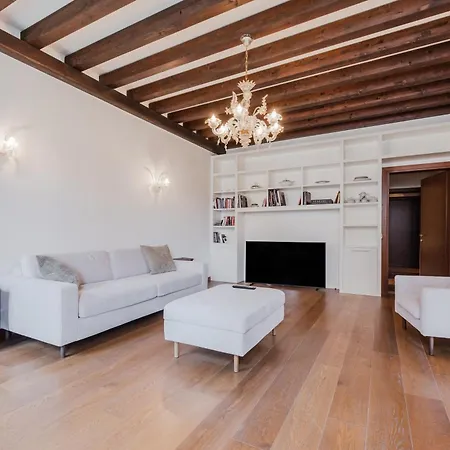 Elegant 7 Minutes From Piazza San Marco!