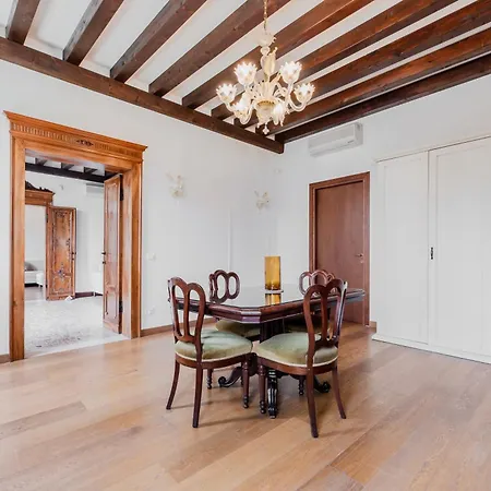 Elegant 7 Minutes From Piazza San Marco!