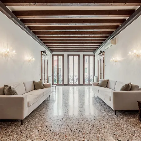 Elegant 7 Minutes From Piazza San Marco!