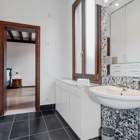 Elegant 7 Minutes From Piazza San Marco! Apartment Venice