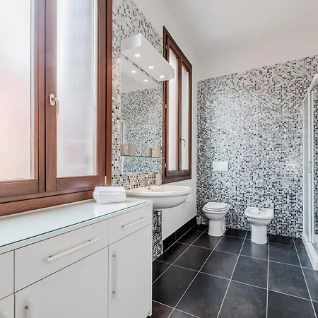 Elegant 7 Minutes From Piazza San Marco! Venice