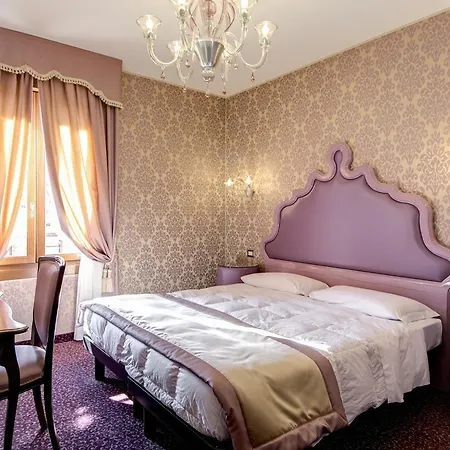 מלון Domus Cavanis 3*