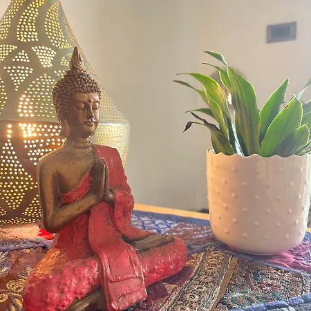 Buddha In Venice Apartment *