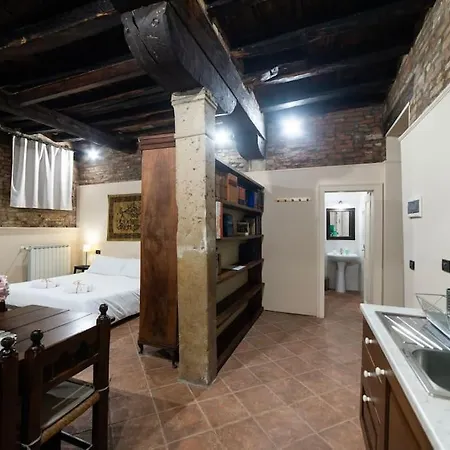 Charming Open-space Do Torri Venice