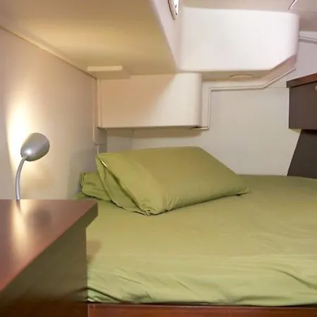 Hop Aboard! Sailing Excursion Included In Úszó hotel *