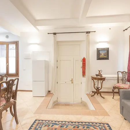 Casa Luna - 10 Min From Train Station Apartment