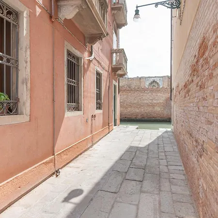 Casa Luna - 10 Min From Train Station Apartment