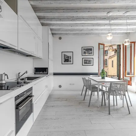 Black And White Apartment Venedig