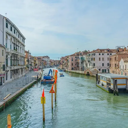 Casa Virginia Direct At The Canal Cannaregio With Own Roof Terrace 베니스