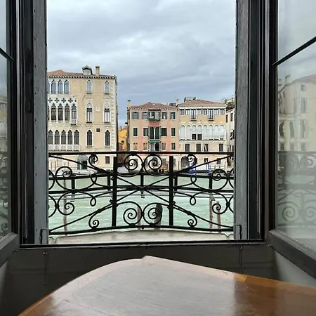Ponte Di Rialto E Canal Grande-palazzo Benzon Venecia
