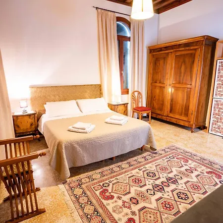 San Trovaso Apartment *