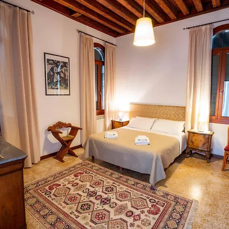 San Trovaso Apartment *