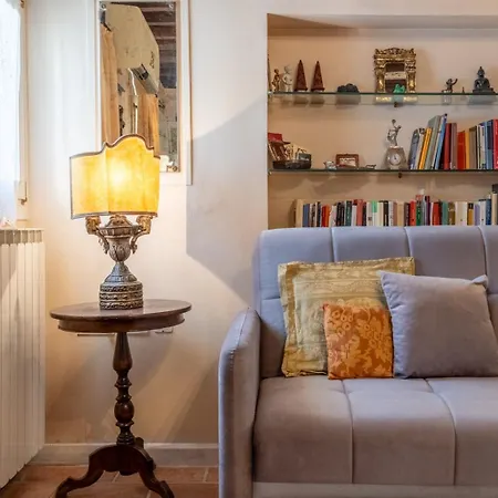 Zero Stairs + Canal View Apartment Venice