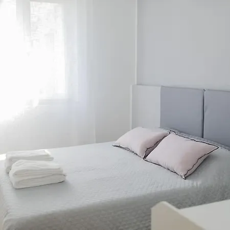 Nuovo Bianco Appena Ristrutturato Apartment