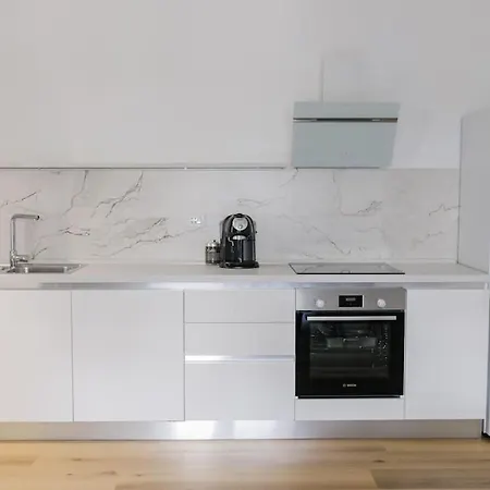 Nuovo Bianco Appena Ristrutturato Apartment *