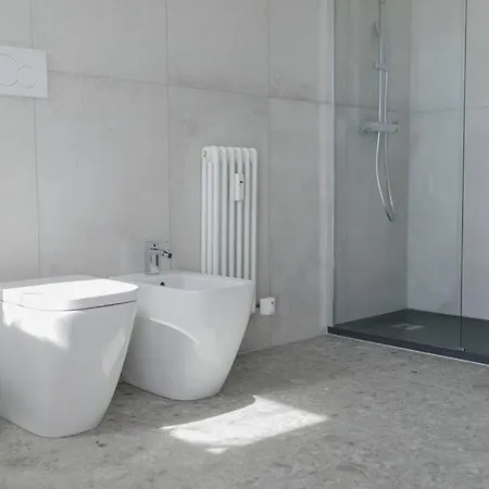 Nuovo Bianco Appena Ristrutturato Apartment