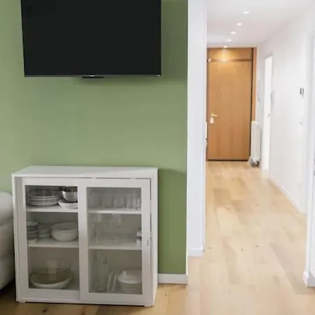 Nuovo Bianco Appena Ristrutturato Apartment *