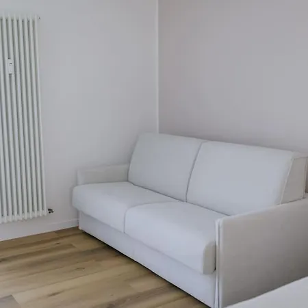 Nuovo Bianco Appena Ristrutturato Apartment *