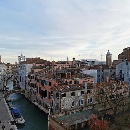 Apartment Large And Bright With Canal View Venice