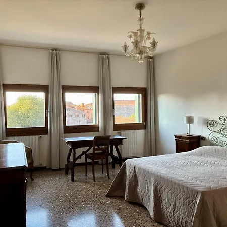 Large And Bright With Canal View Apartment Venice