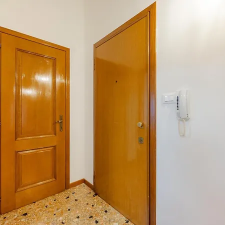 Tatiana Flat - 10 Minutes To - Mestre Train Station - Free Parking Apartment