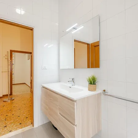 Tatiana Flat - 10 Minutes To - Mestre Train Station - Free Parking Venice