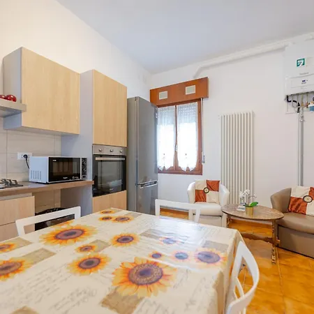 Tatiana Flat - 10 Minutes To - Mestre Train Station - Free Parking Apartment
