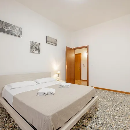Apartment Tatiana Flat - 10 Minutes To - Mestre Train Station - Free Parking *