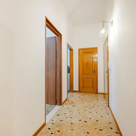 Tatiana Flat - 10 Minutes To - Mestre Train Station - Free Parking Apartment Venice