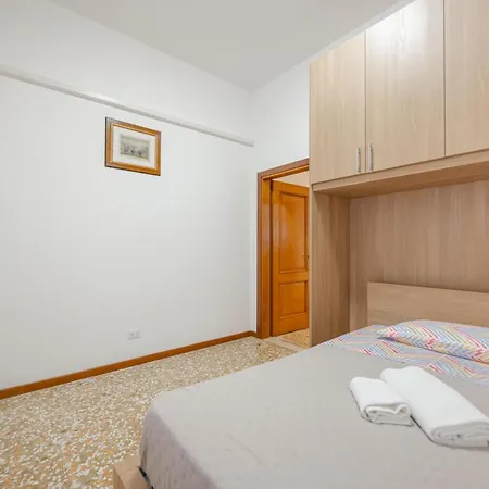 Tatiana Flat - 10 Minutes To - Mestre Train Station - Free Parking Apartment