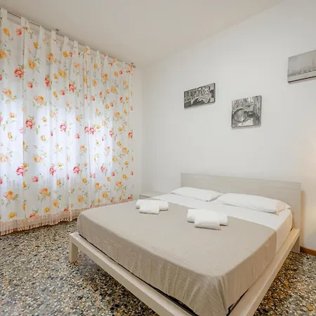 Tatiana Flat - 10 Minutes To - Mestre Train Station - Free Parking Apartment *