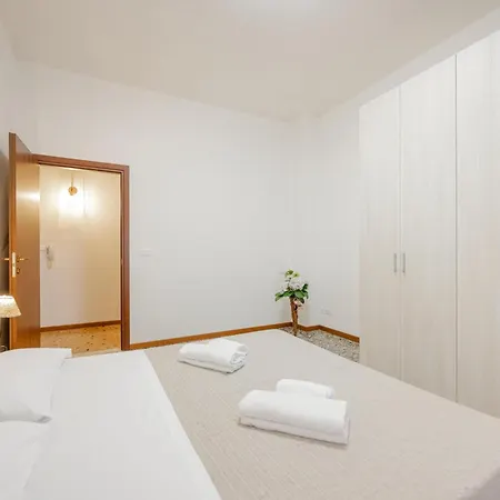 Tatiana Flat - 10 Minutes To - Mestre Train Station - Free Parking Apartment Venice
