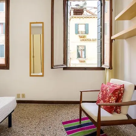 Borgo Canal View Apartment Venice