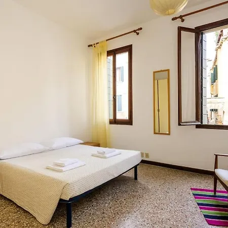 Borgo Canal View Apartment Venice
