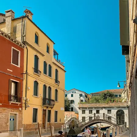 Ca' San Trovaso - 6 Bed and Breakfast 2*