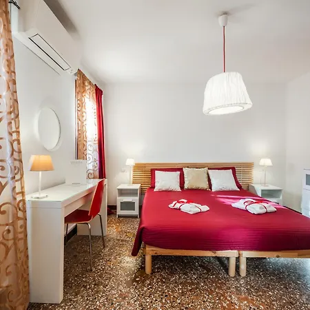 Queen Carlotta Apartment Venice