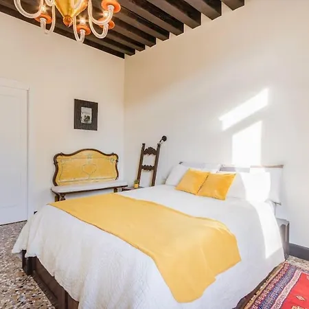 Canal View Luxury Heritage Retreat 2 Bedroom Venice