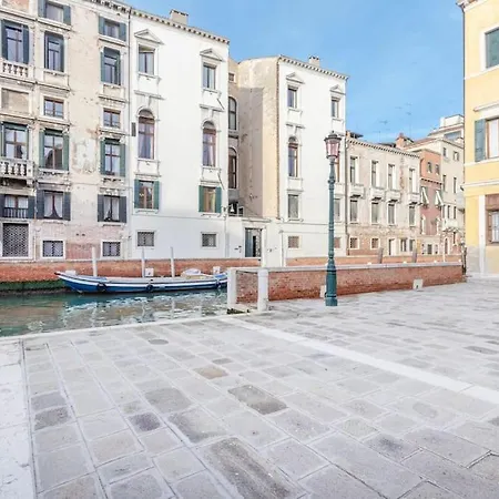 Canal View Luxury Heritage Retreat 2 Bedroom