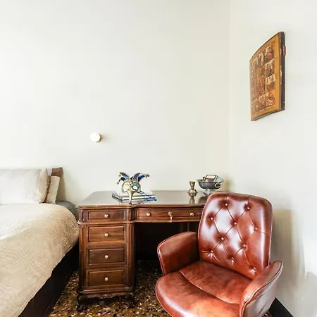 Canal View Luxury Heritage Retreat 2 Bedroom Venice