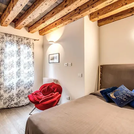 Stunning Venetian By Biennale Gardens Apartment