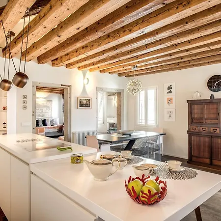 Stunning Venetian By Biennale Gardens Apartment Venedig