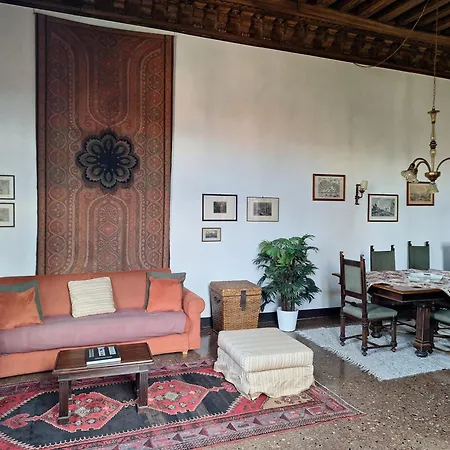 Inside Palazzo Foscarini Apartamento