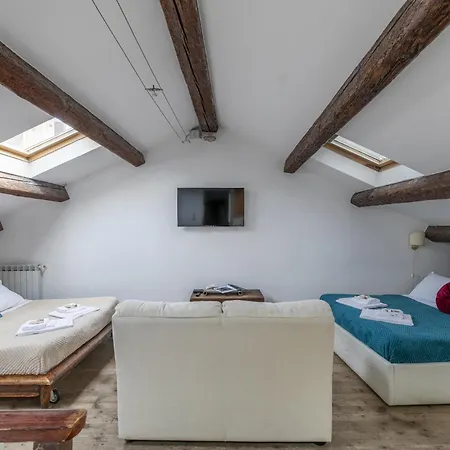 Lovely Attic For 4 Person With Wifi - A/c