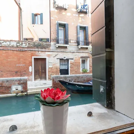 House Canal 1 Venice