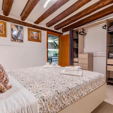 House Canal 1