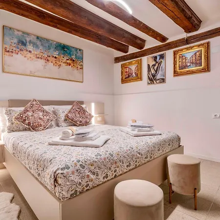 House Canal 1 *