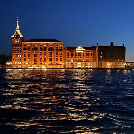 Molino Stucky Chimera - Canal View Apartment