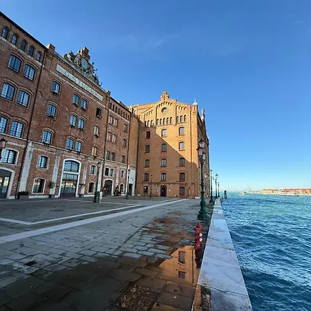 Molino Stucky Chimera - Canal View Venice